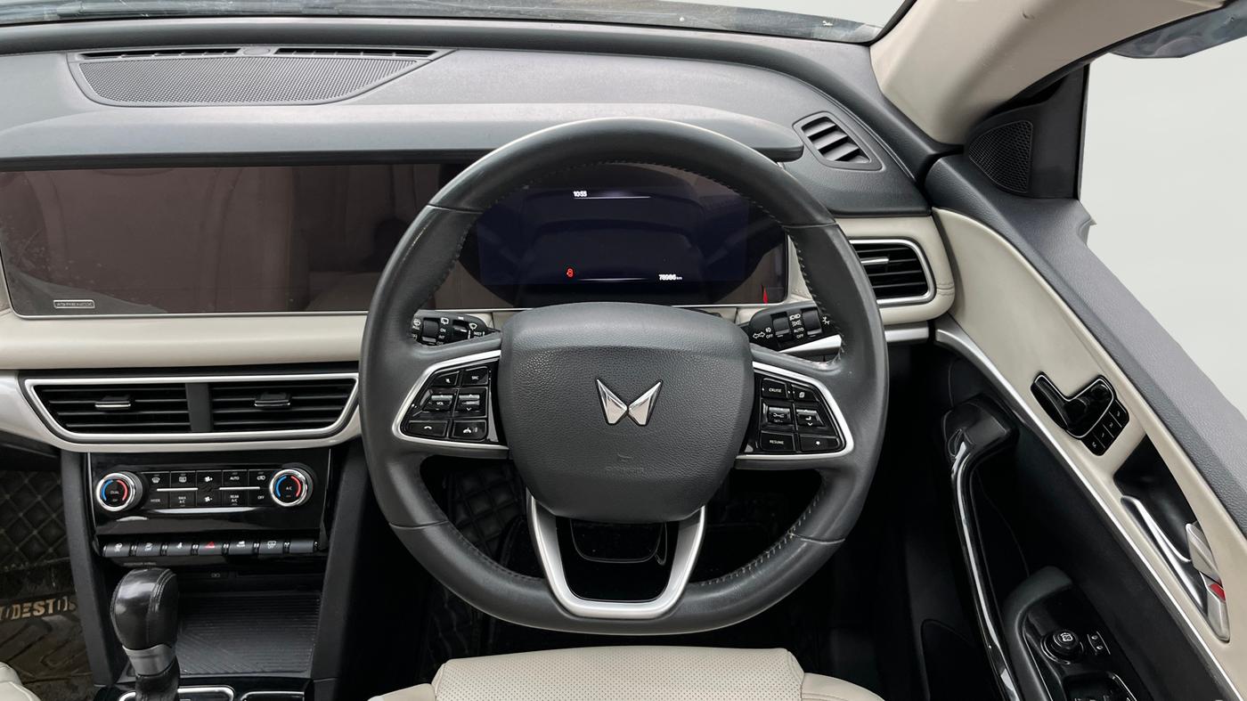 2022 Mahindra XUV700 AX 7 P AT 7 STR, Petrol, Automatic, 78,980 km, Steering Wheel Close Up