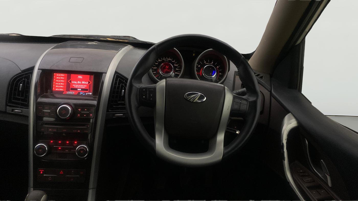 2015 Mahindra XUV500 W8, Diesel, Manual, 1,20,724 km, Steering Wheel Close Up