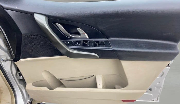 2015 Mahindra XUV500 W10, Diesel, Manual, 1,25,739 km, Driver Side Door Panels Control