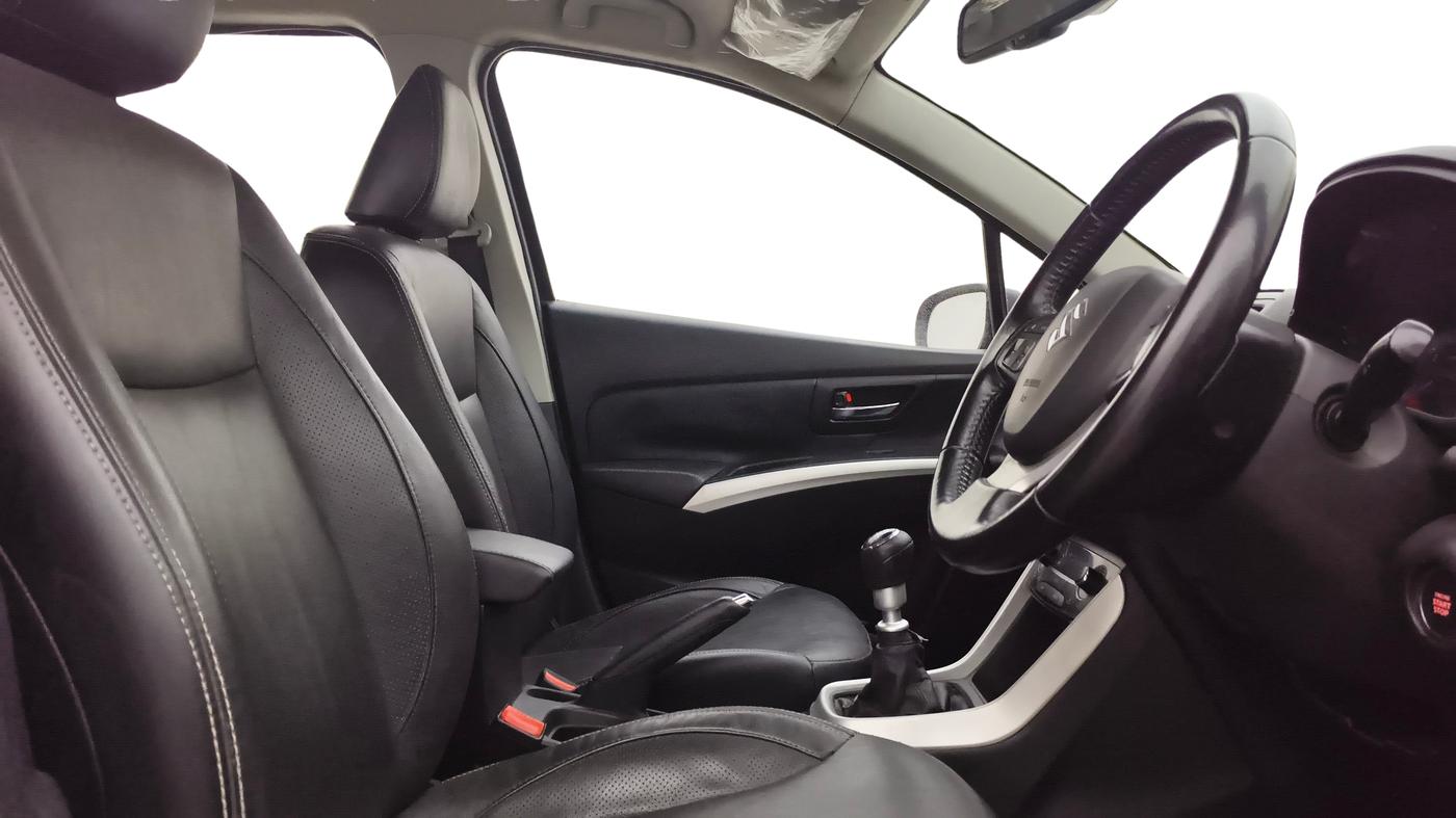 2015 Maruti S Cross ALPHA 1.6, Diesel, Manual, 54,852 km, Right Side Front Door Cabin