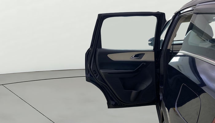 2022 Mahindra XUV700 AX 7 LUXURY P AT 7 STR, Petrol, Automatic, 89,205 km, LHS Rear Door