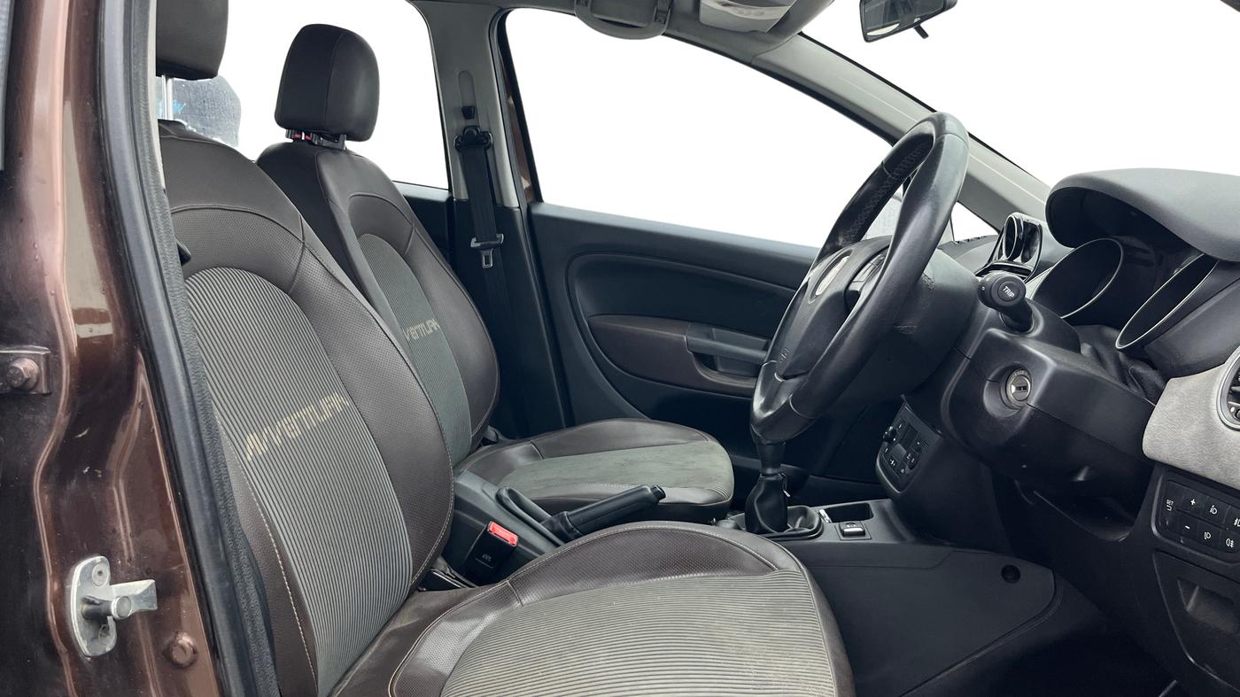 2014 Fiat Avventura EMOTION MULTIJET 1.3, Diesel, Manual, 1,11,987 km, Right Side Front Door Cabin