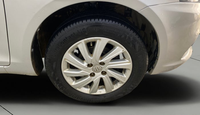 2015 Maruti Swift Dzire ZXI, Petrol, Manual, 71,348 km, Right Front Wheel