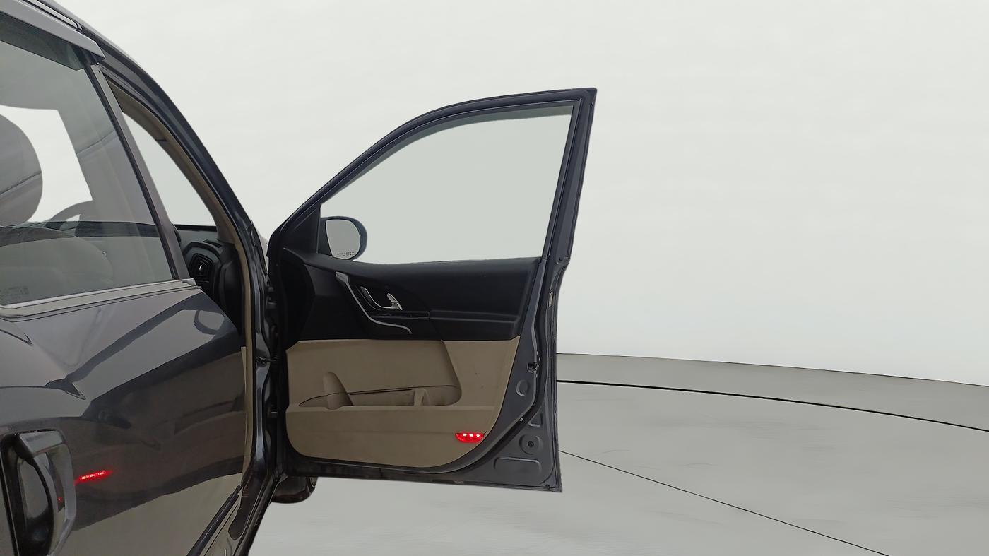 2017 Mahindra XUV500 W10 AT 1.99, Diesel, Automatic, 96,678 km, RHS Front Door