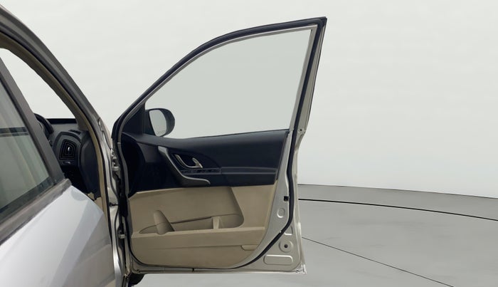 2017 Mahindra XUV500 W6 AT, Diesel, Automatic, 57,612 km, RHS Front Door