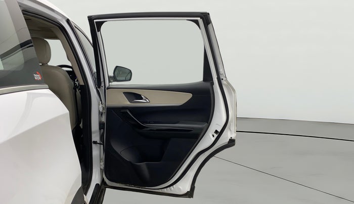 2022 Mahindra XUV700 AX 7 LUXURY D AT 7 STR, Diesel, Automatic, 43,313 km, RHS Rear Door