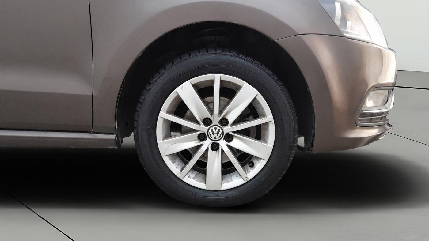 2017 Volkswagen Polo HIGHLINE1.2L, Petrol, Manual, 1,10,489 km, Right Front Wheel