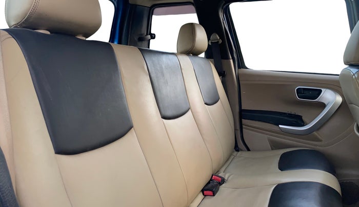 2016 Mahindra TUV300 T8, Diesel, Manual, 91,139 km, Right Side Rear Door Cabin