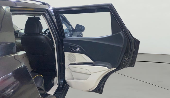 2019 Mahindra XUV300 W8 1.5 DIESEL, Diesel, Manual, 1,12,627 km, RHS Rear Door