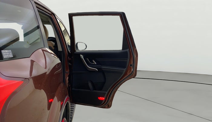 2018 Mahindra XUV500 W11 AT, Diesel, Automatic, 32,550 km, RHS Rear Door