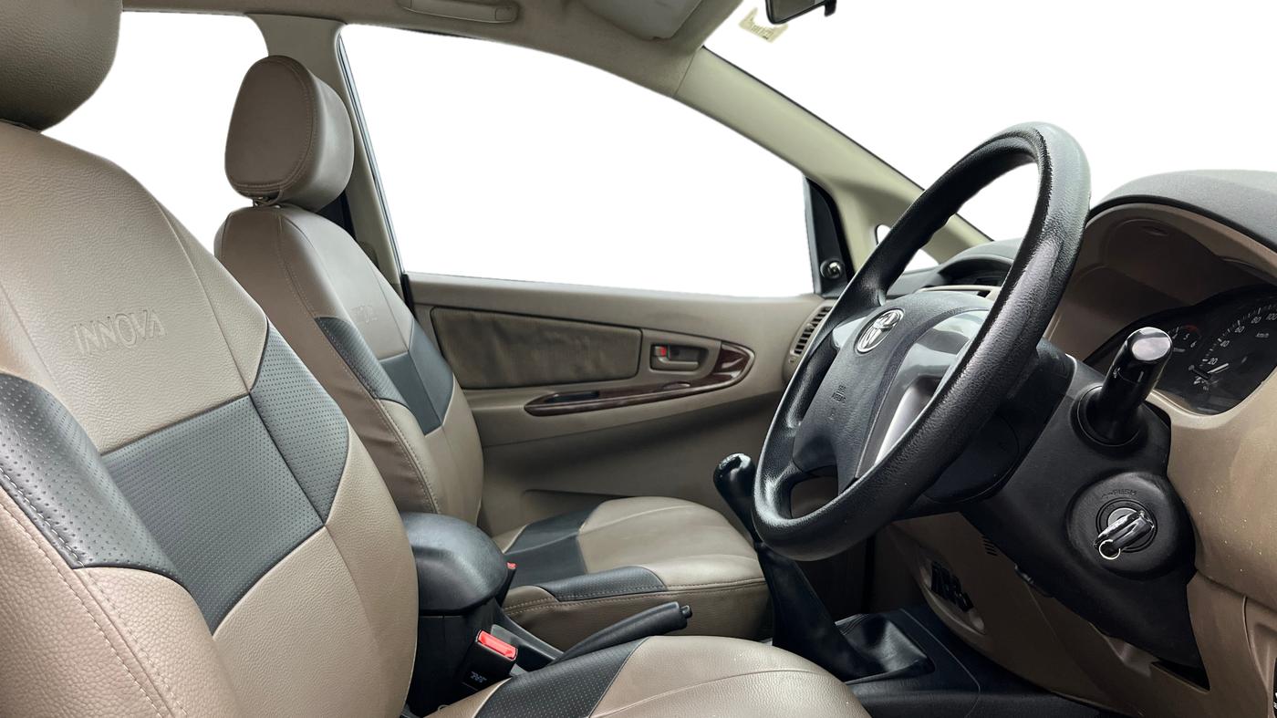 2015 Toyota Innova 2.5 GX 7 STR, Diesel, Manual, 1,10,102 km, Right Side Front Door Cabin