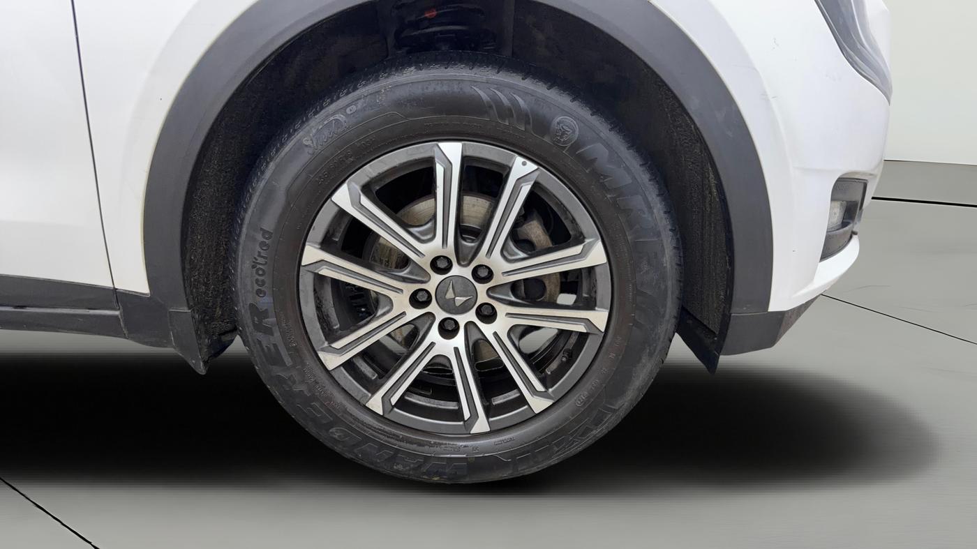 2021 Mahindra XUV700 AX 7 LUXURY P AT 7 STR, Petrol, Automatic, 38,127 km, Right Front Wheel
