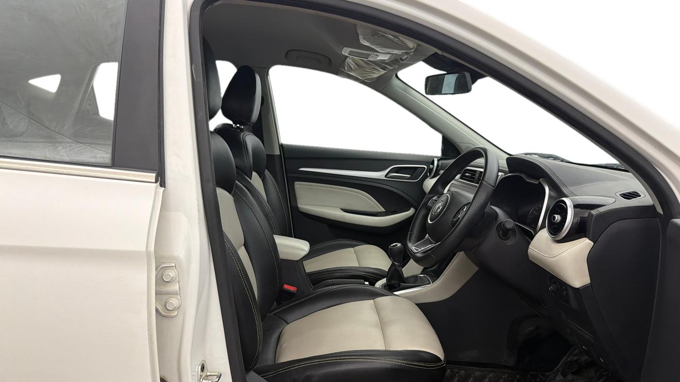 2024 MG ASTOR Shine 1.5 MT (Ivory), Petrol, Manual, 29,950 km, Right Side Front Door Cabin