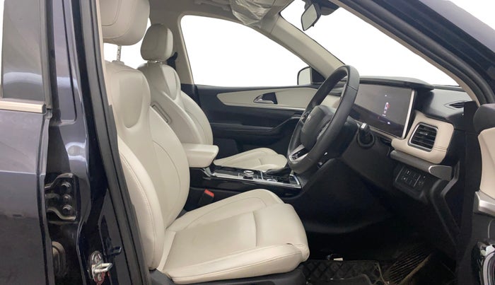 2022 Mahindra XUV700 AX 7 LUXURY P AT 7 STR, Petrol, Automatic, 76,554 km, Right Side Front Door Cabin