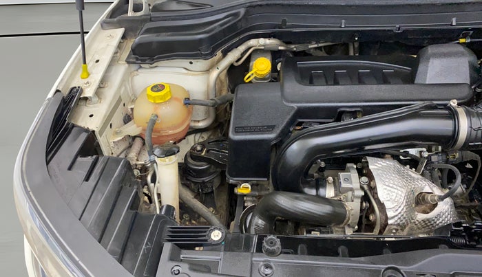 2022 Mahindra XUV300 W8 (O) 1.5 DIESEL, Diesel, Manual, 57,976 km, Engine View - Right