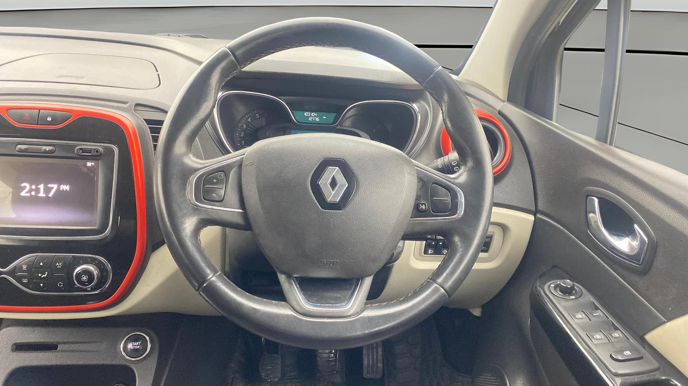 2019 Renault Captur PLATINE PETROL DUAL TONE, Petrol, Manual, 1,03,104 km, Steering Wheel Close Up