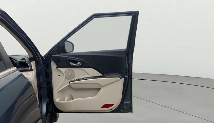 2022 Mahindra XUV300 W8 (O) 1.2 PETROL AMT, Petrol, Automatic, 35,215 km, RHS Front Door