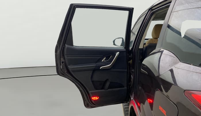 2018 Mahindra XUV500 W11 AT, Diesel, Automatic, 29,981 km, LHS Rear Door