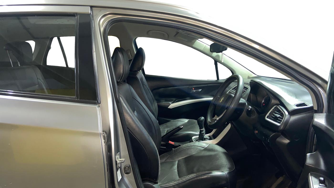 2015 Maruti S Cross ALPHA 1.6, Diesel, Manual, 1,32,030 km, Right Side Front Door Cabin