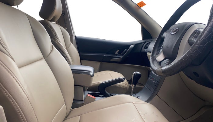 2017 Mahindra XUV500 W6 AT, Diesel, Automatic, 1,01,564 km, Right Side Front Door Cabin