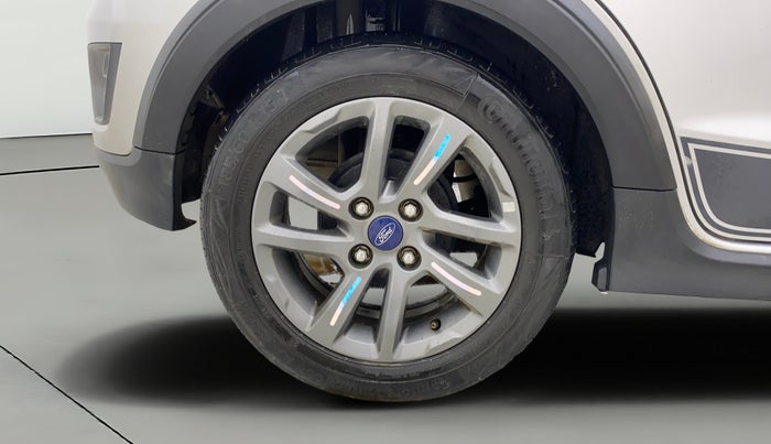 2018 Ford FREESTYLE TITANIUM 1.2 PETROL, CNG, Manual, 1,42,948 km, Right Rear Wheel