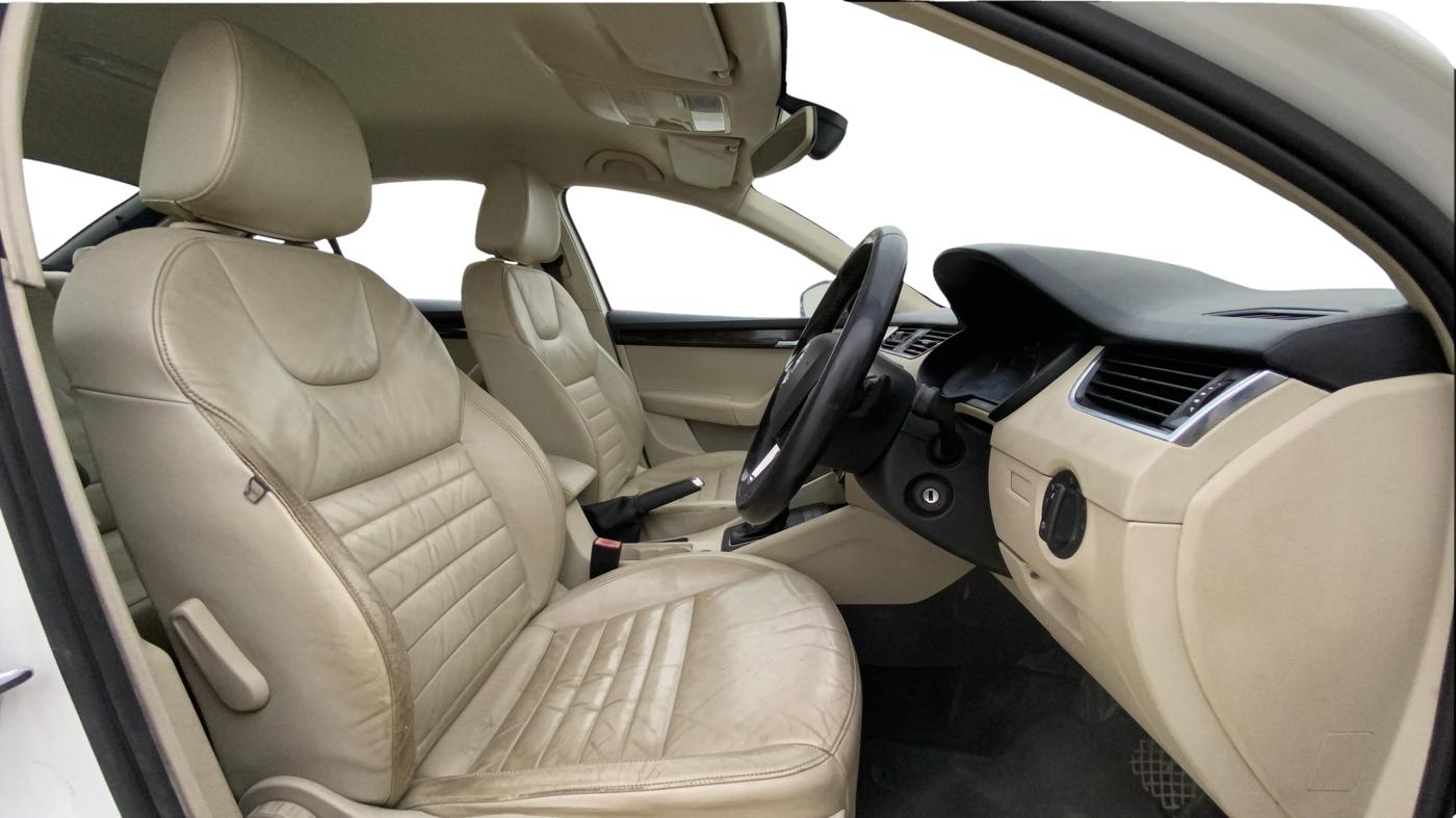 2017 Skoda Octavia AMBITION PLUS AT 1.8 TSI, Petrol, Automatic, 64,017 km, Right Side Front Door Cabin