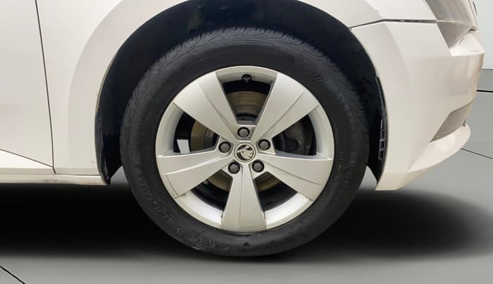 2018 Skoda Superb STYLE 1.8 TSI AT, Petrol, Automatic, 79,172 km, Right Front Wheel