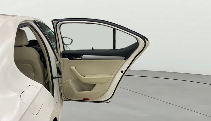 2017 Skoda Superb STYLE 1.8 TSI AT, Petrol, Automatic, 38,280 km, RHS Rear Door