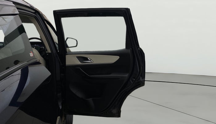 2024 Mahindra XUV700 AX 7 Luxury Pack Petrol AT 6 STR, Petrol, Automatic, 2,678 km, RHS Rear Door