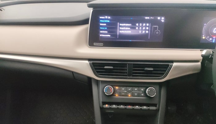 2023 Mahindra XUV700 AX 5 P MT 7 STR, Petrol, Manual, 13,935 km, Air Conditioner