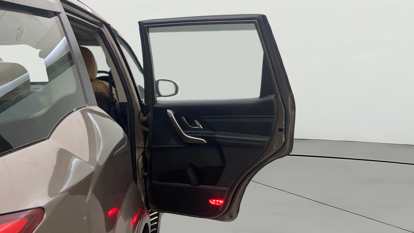 2018 Mahindra XUV500 W11 AT, Diesel, Automatic, 84,090 km, RHS Rear Door