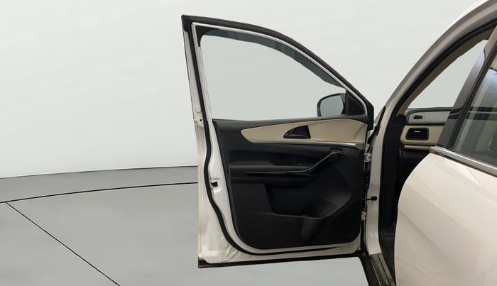 2022 Mahindra XUV700 AX 5 P MT 5 STR, Petrol, Manual, 52,998 km, LHS Front Door