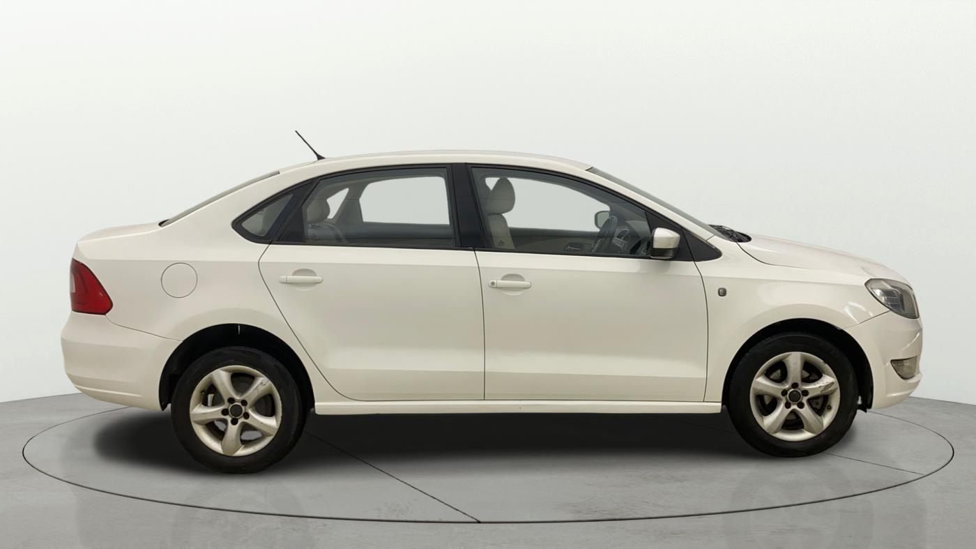 2013 Skoda Rapid AMBITION 1.6 TDI CR MT PLUS ALLOY, Diesel, Manual, 1,19,608 km, Right Side View