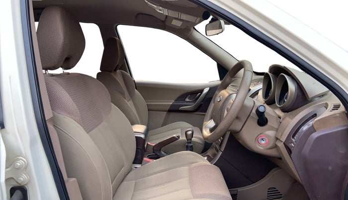 2015 Mahindra XUV500 W6, Diesel, Manual, 76,338 km, Right Side Front Door Cabin