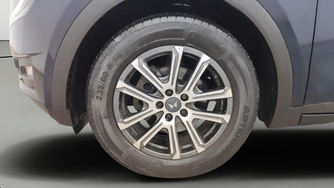 2021 Mahindra XUV700 AX 7 P MT 7 STR, Petrol, Manual, 37,871 km, Left Front Wheel