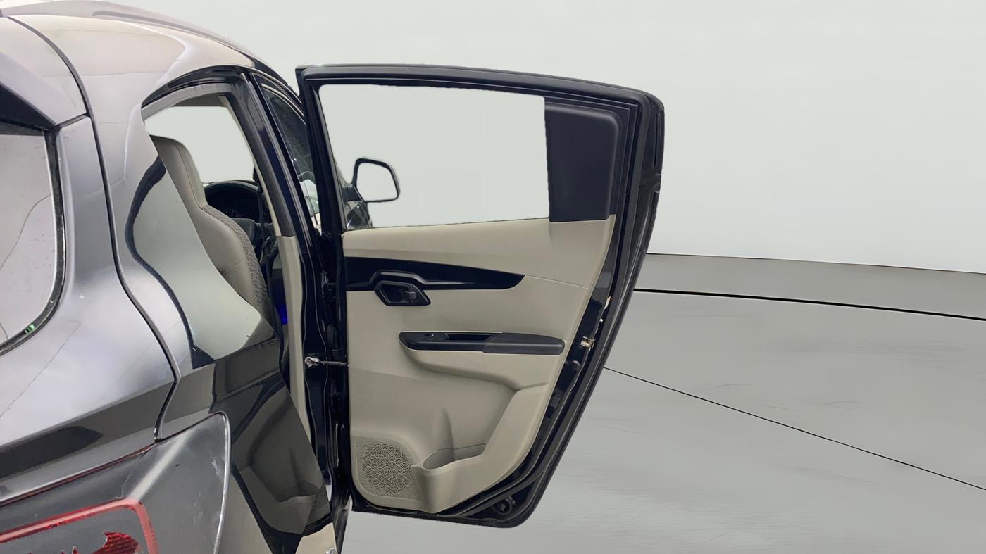 2017 Mahindra Kuv100 K4 6 STR, Petrol, Manual, 39,182 km, RHS Rear Door
