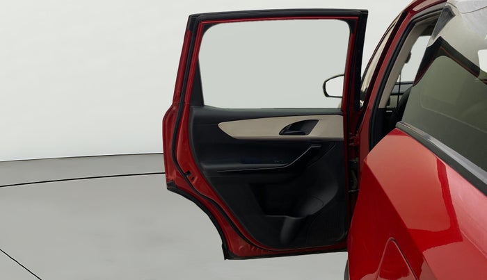 2022 Mahindra XUV700 AX 5 D MT 7 STR, Diesel, Manual, 59,650 km, LHS Rear Door