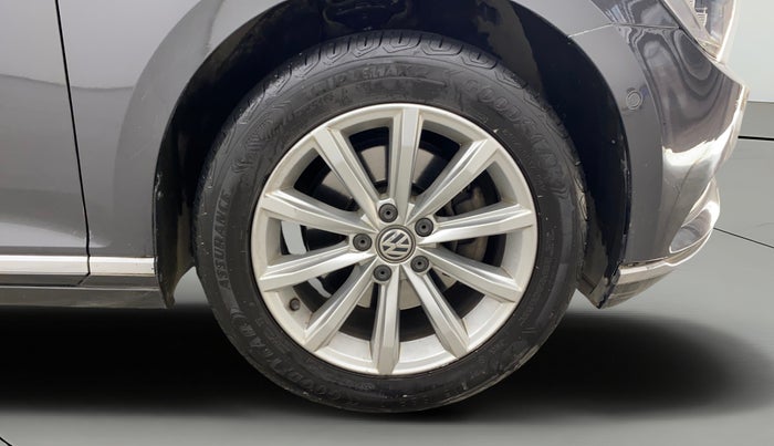 2018 Volkswagen Passat HIGHLINE DSG, Diesel, Automatic, 1,08,680 km, Right Front Wheel