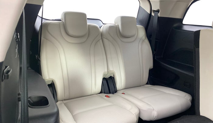 2024 Mahindra XUV700 AX 7 LUXURY P AT 7 STR, Petrol, Automatic, 24,946 km, Third Seat Row ( optional )