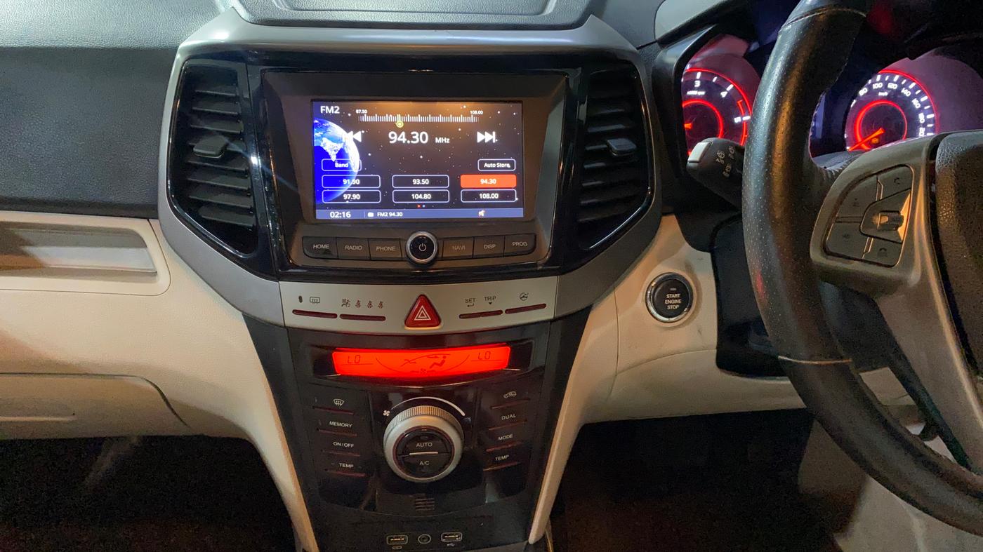2021 Mahindra XUV300 W8 (O) 1.5 DIESEL AMT DUAL TONE, Diesel, Automatic, 43,432 km, Air Conditioner
