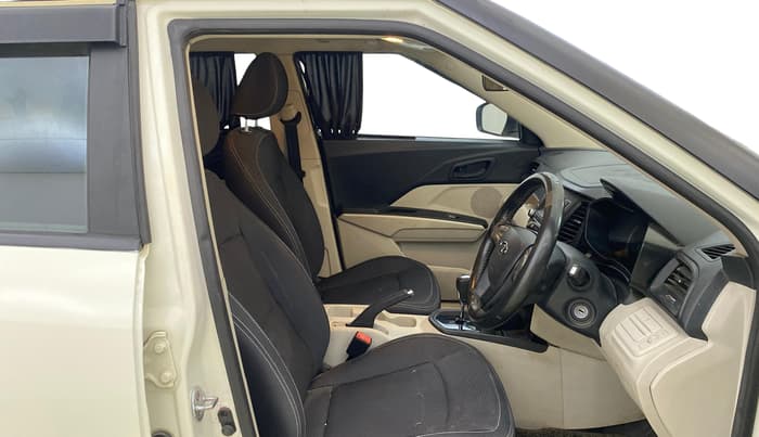 2022 Mahindra XUV300 W8 (O) 1.2 PETROL AMT, Petrol, Automatic, 80,718 km, Right Side Front Door Cabin