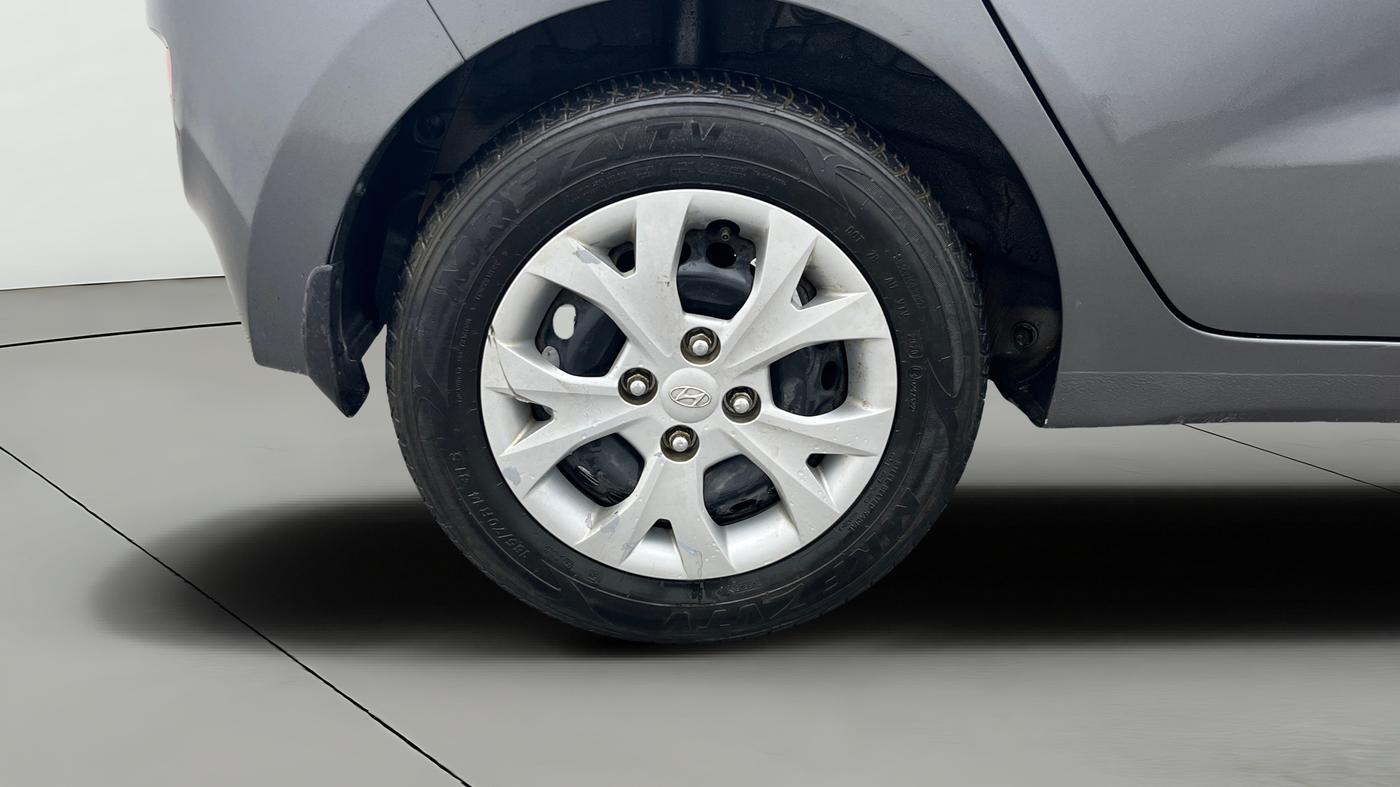 2014 Hyundai Grand i10 MAGNA 1.2 KAPPA VTVT, Petrol, Manual, 1,02,991 km, Right Rear Wheel