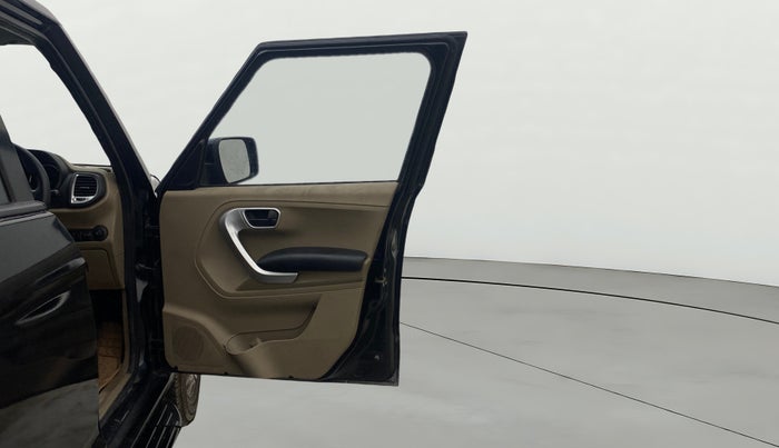 2017 Mahindra TUV300 T8, Diesel, Manual, 1,13,073 km, RHS Front Door