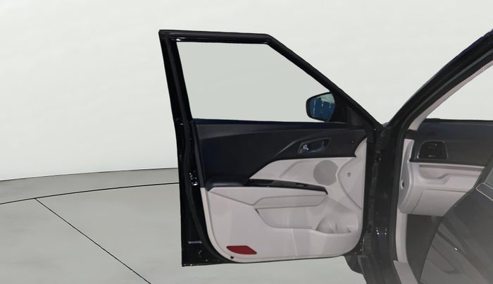 2024 Mahindra XUV300 W8 (O) 1.2 PETROL, Petrol, Manual, 31,207 km, LHS Front Door