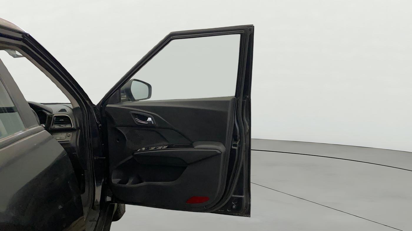 2023 Mahindra XUV300 W8 1.2 PETROL, Petrol, Manual, 60,515 km, RHS Front Door