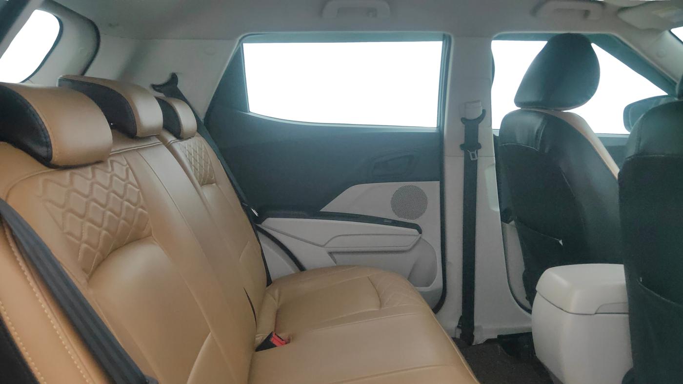 2019 Mahindra XUV300 W6 1.2 PETROL, Petrol, Manual, 36,627 km, Right Side Rear Door Cabin