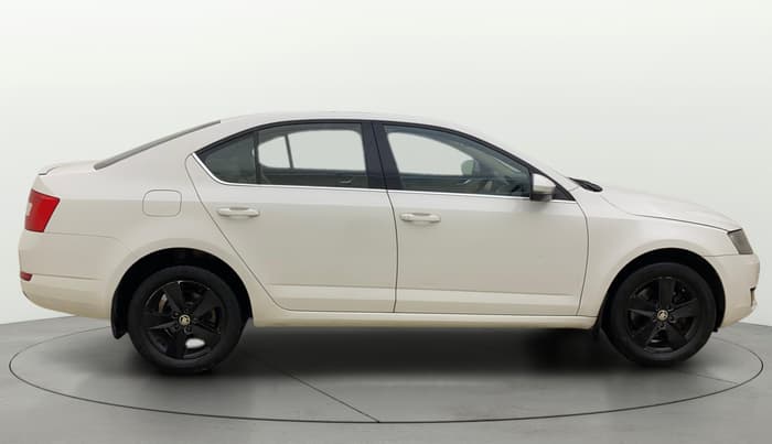 2017 Skoda Octavia AMBITION PLUS AT 1.8 TSI, Petrol, Automatic, 64,017 km, Right Side View