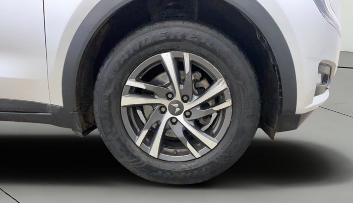 2023 Mahindra XUV700 AX 5 D MT 7 STR, Diesel, Manual, 52,057 km, Right Front Wheel