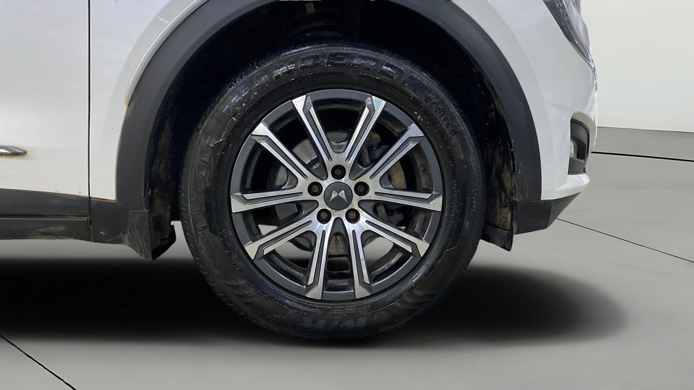 2021 Mahindra XUV700 AX 7 P MT 7 STR, Petrol, Manual, 42,941 km, Right Front Wheel