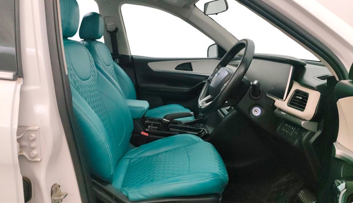 2022 Mahindra XUV700 AX 5 D AT 7 STR, Diesel, Automatic, 77,516 km, Right Side Front Door Cabin